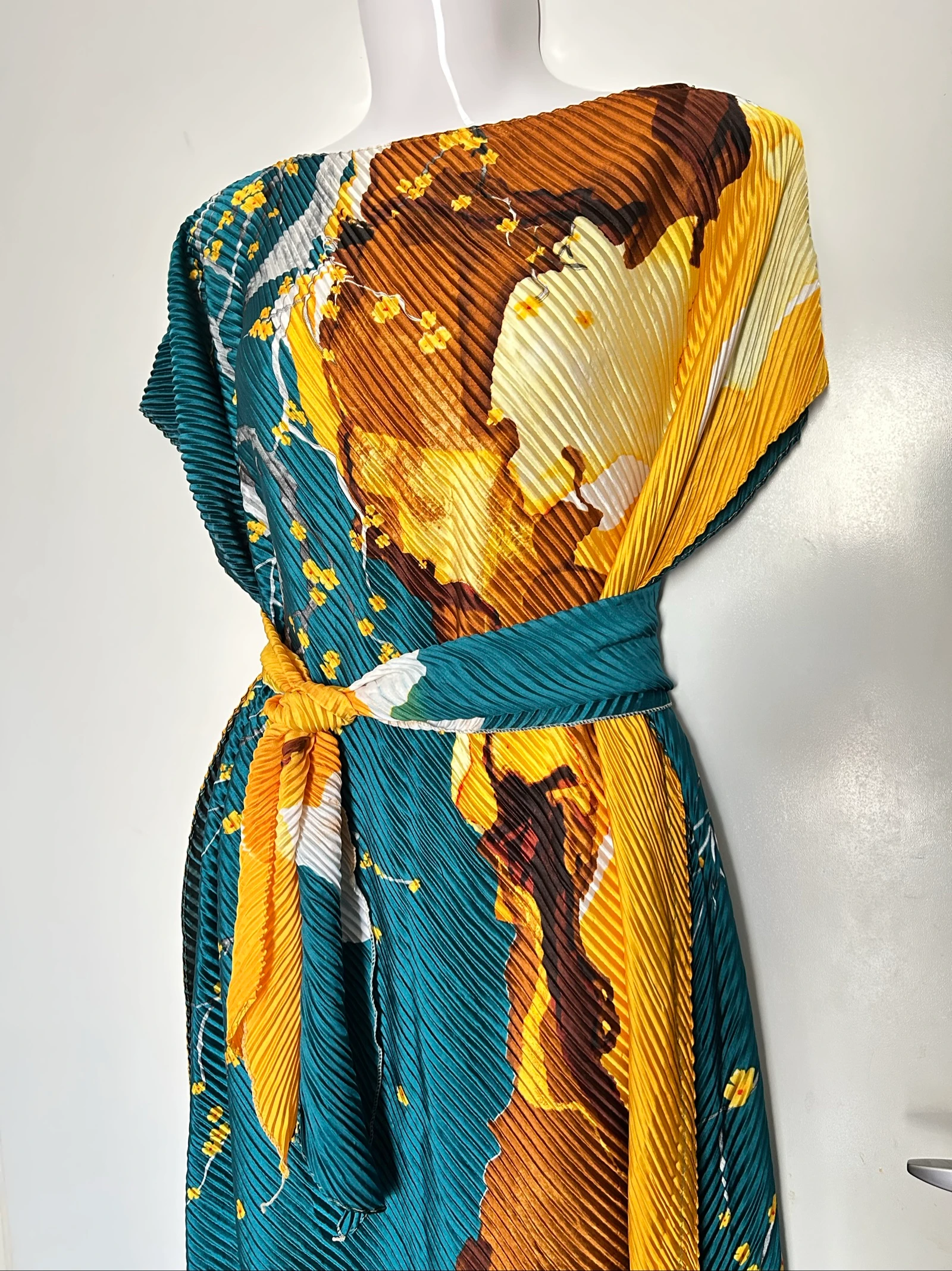 Robe longue plissée et foulard